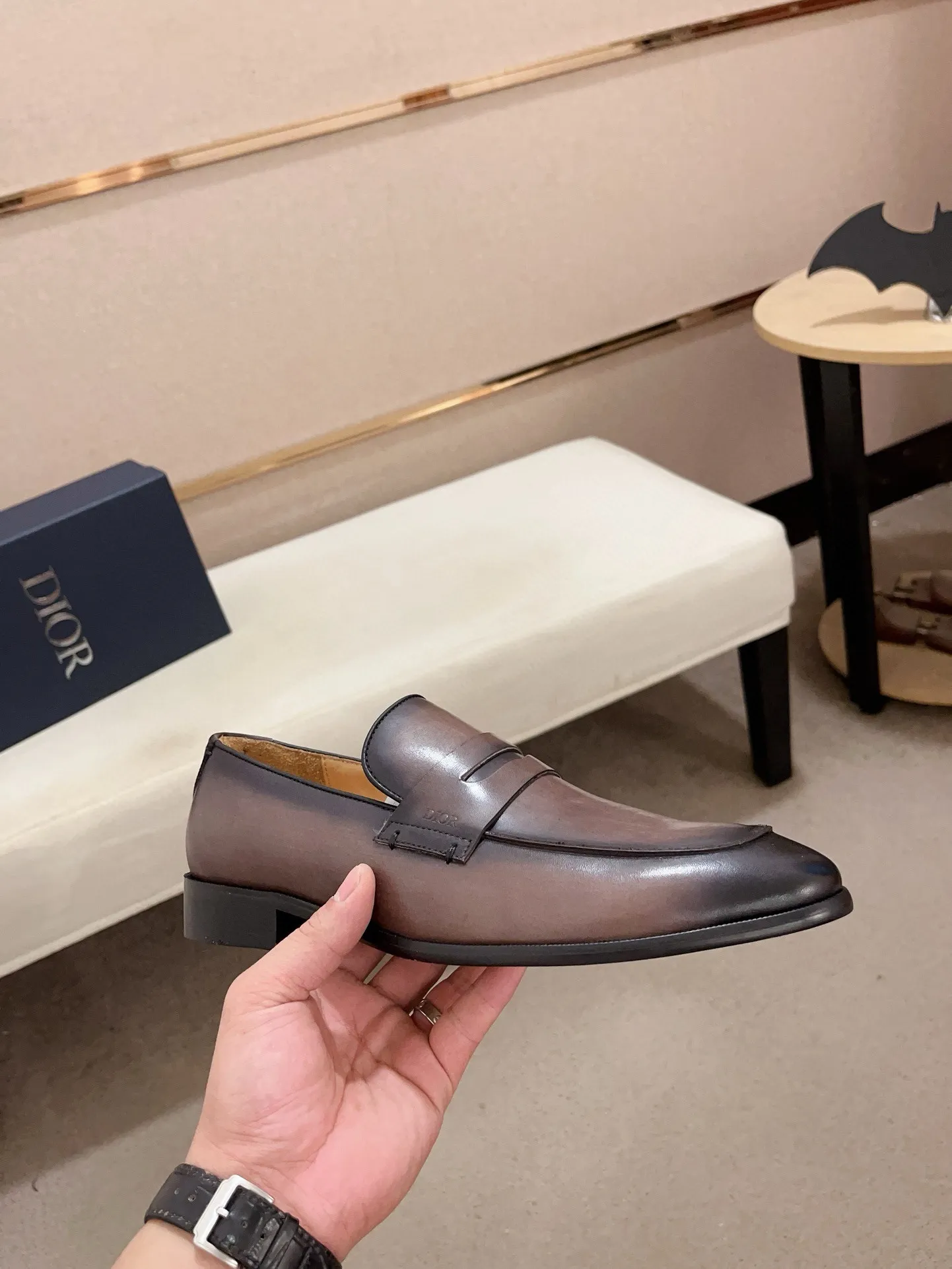 Men's shoes 💰: 540💰 High-end version of Dior Dior's new series. Famous actors and Internet celebrities wear super popular designs. The sculptures of French artist Niki de Saint Phalle are designed as rings. Material: Fabric: Imported original material. Foot: cowhide. Outsole: Rubber outsole. Men's shoe size: 38~44. Can be customized to size 45.